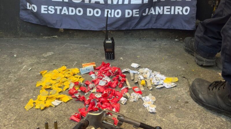 Equipe do GAT do 7º Batalhão realiza cerco tático e apreende arma e drogas no Monjolo, em São Gonçalo.