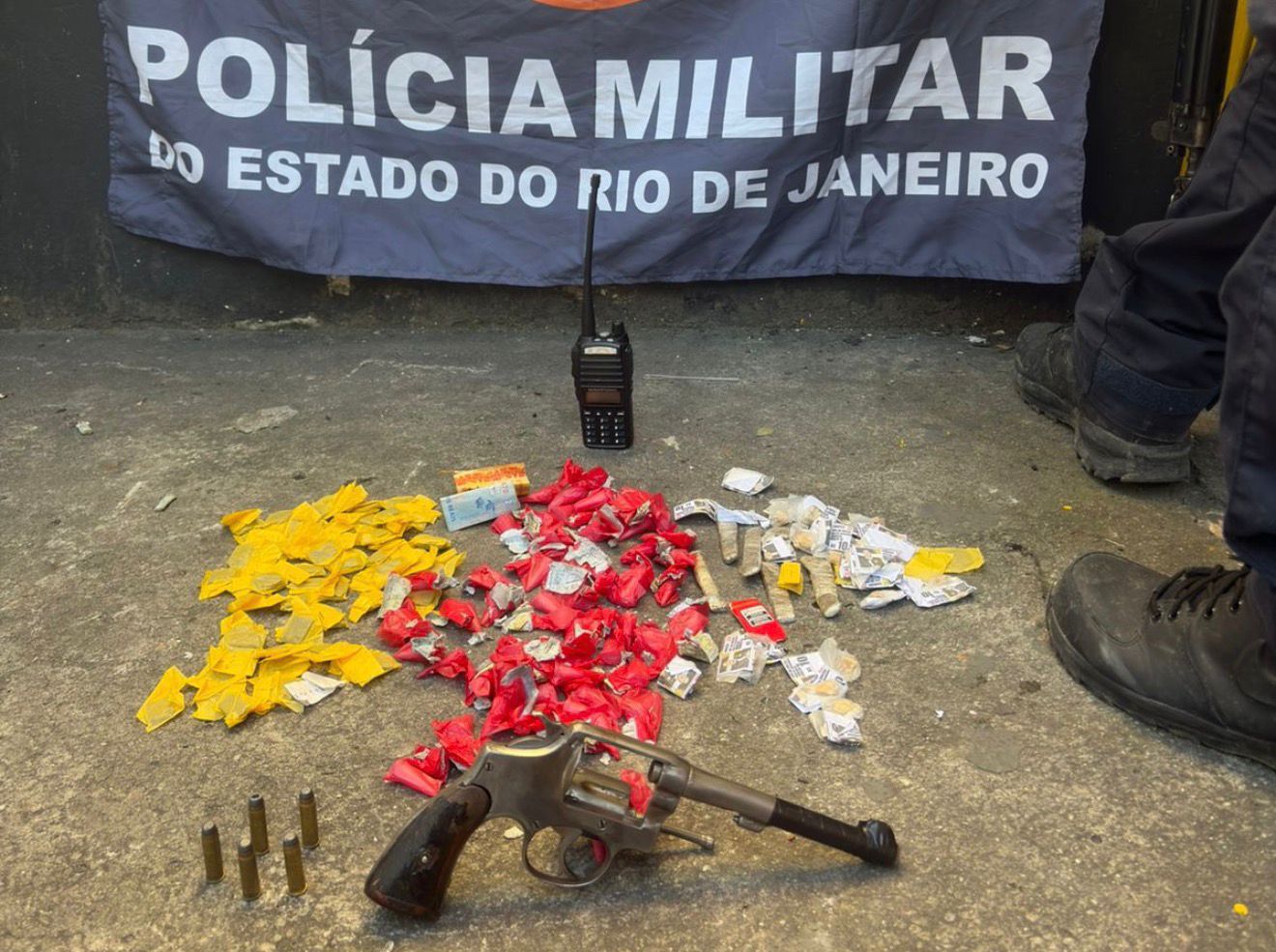 Equipe do GAT do 7º Batalhão realiza cerco tático e apreende arma e drogas no Monjolo, em São Gonçalo.