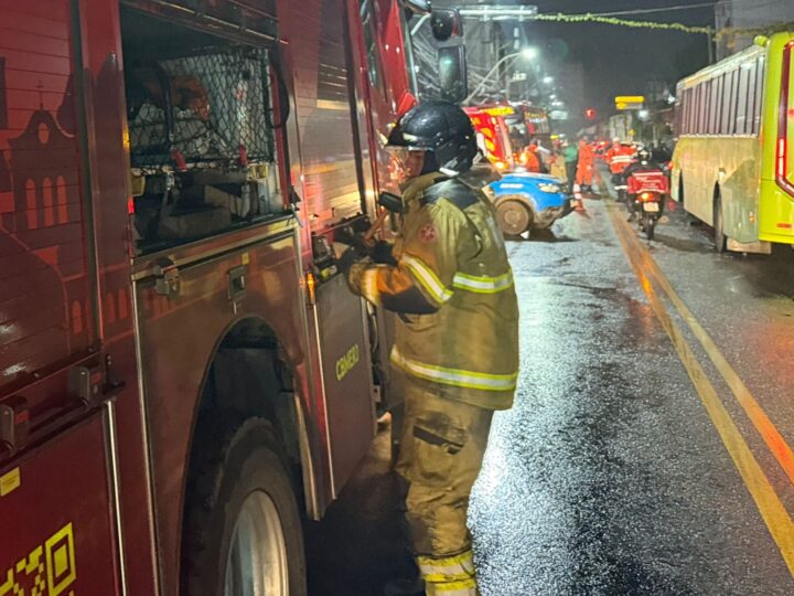 Grave acidente entre moto e ônibus deixa uma mulher morta no Cubango, em Niterói