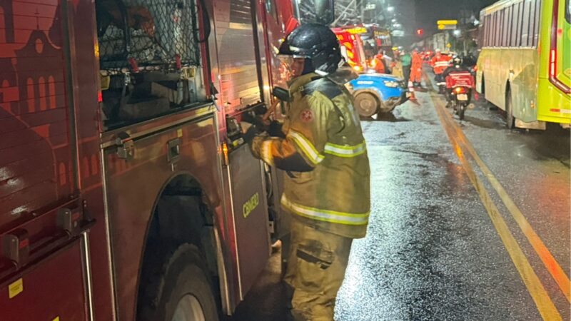 Grave acidente entre moto e ônibus deixa uma mulher morta no Cubango, em Niterói
