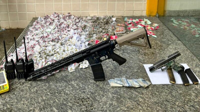 Guerra do tráfico é frustrada em Niterói: operação da 12º Batalhão de Polícia Militar termina com preso, fuzil 5.56 e grande apreensão de drogas na Nova Brasília