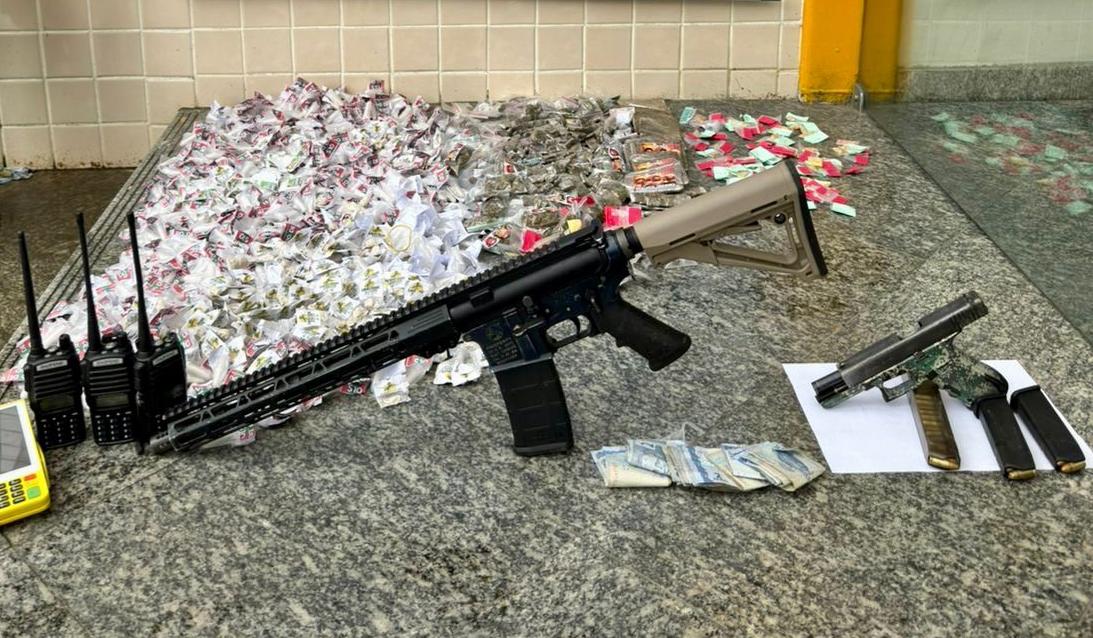 Guerra do tráfico é frustrada em Niterói: operação da 12º Batalhão de Polícia Militar termina com preso, fuzil 5.56 e grande apreensão de drogas na Nova Brasília