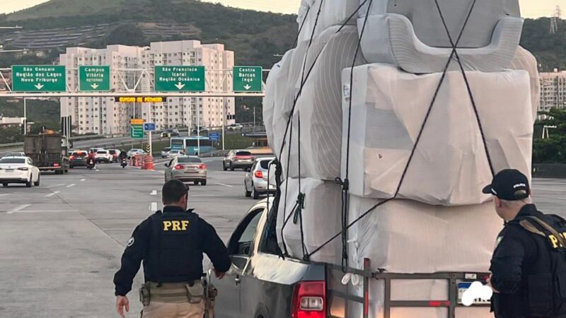 Veículo com Carga Acima da Capacidade é Abordado pela PRF na Ponte Rio-Niterói