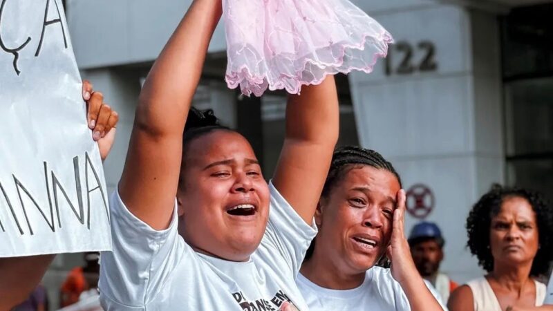 Revolta e dor: familiares da pequena Valentina protestam no Centro de Niterói e cobram respostas sobre a morte da bebê no Complexo Hospitalar de Niterói.