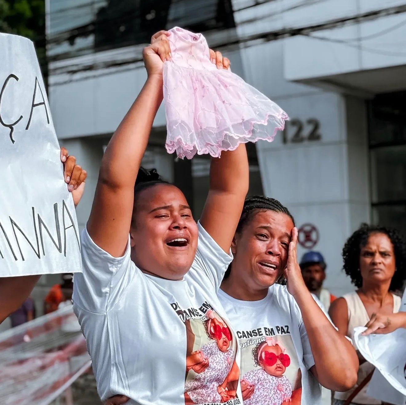 Revolta e dor: familiares da pequena Valentina protestam no Centro de Niterói e cobram respostas sobre a morte da bebê no Complexo Hospitalar de Niterói.