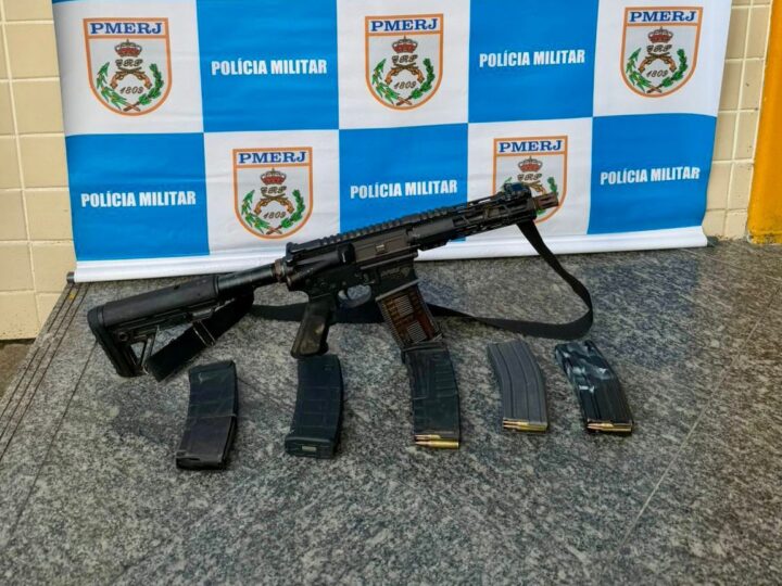 12º batalhão da Polícia Militar apreende fuzil e mais de 120 munições em comunidade do Santo Cristo em NITERÓI