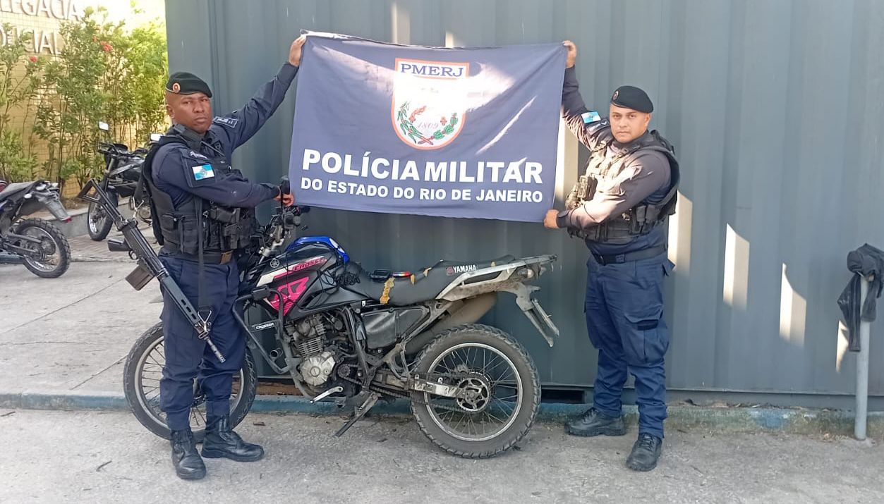 Jovem é preso durante cumprimento de mandado judicial na Venda da Cruz, em São Gonçalo