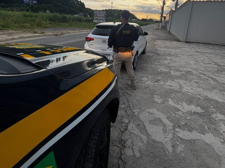 PRF recupera carro furtado e prende motorista por suspeita de receptação na BR-101, em Niterói