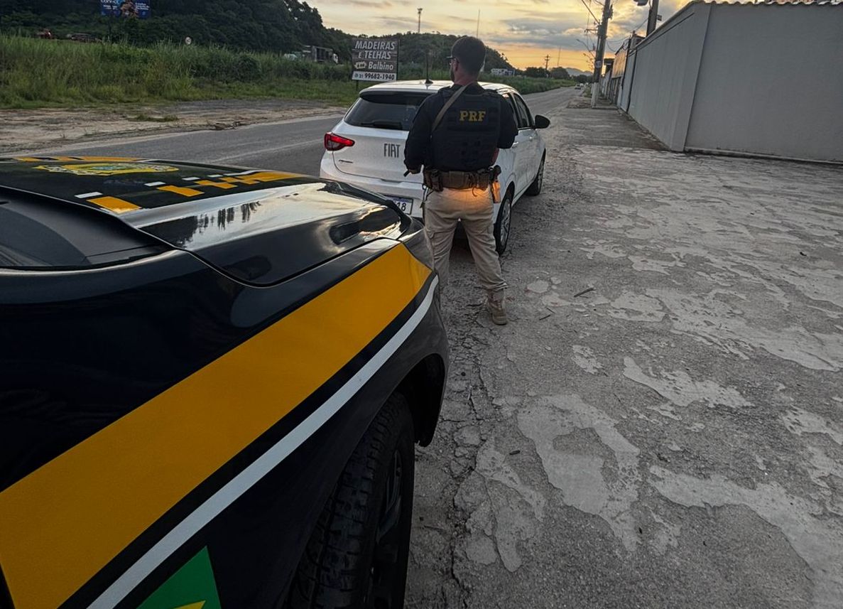 PRF recupera carro furtado e prende motorista por suspeita de receptação na BR-101, em Niterói