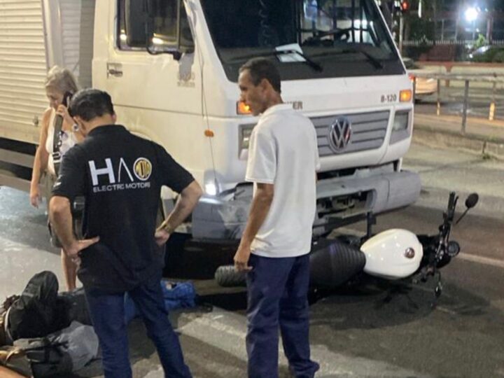 Motociclista fica ferido após colisão com caminhão na Alameda São Boaventura, em Niterói