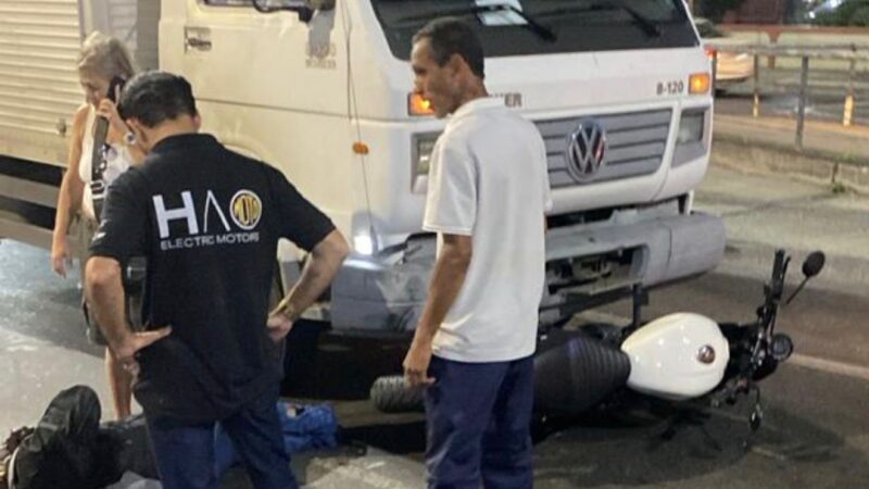 Motociclista fica ferido após colisão com caminhão na Alameda São Boaventura, em Niterói