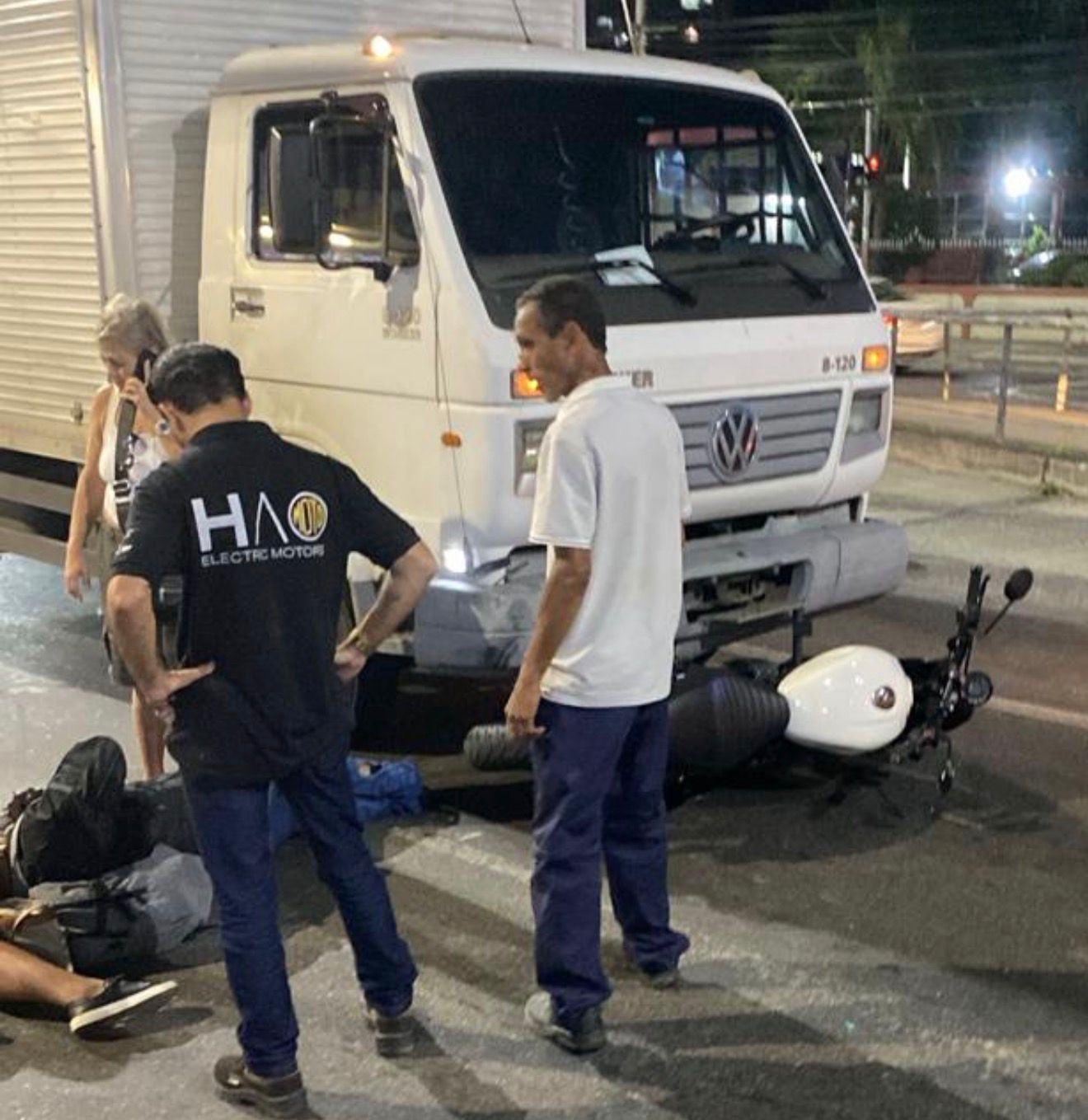Motociclista fica ferido após colisão com caminhão na Alameda São Boaventura, em Niterói