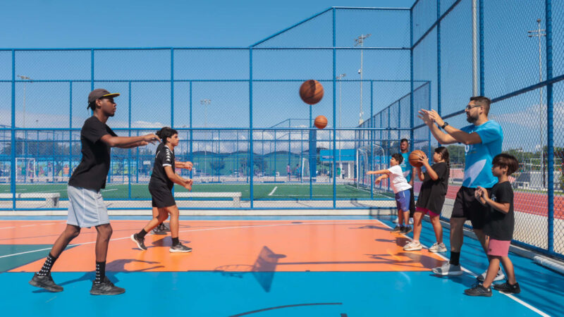 Gonçalenses podem realizar aulas gratuitas de basquete no Parque Rj Nosso Sonho