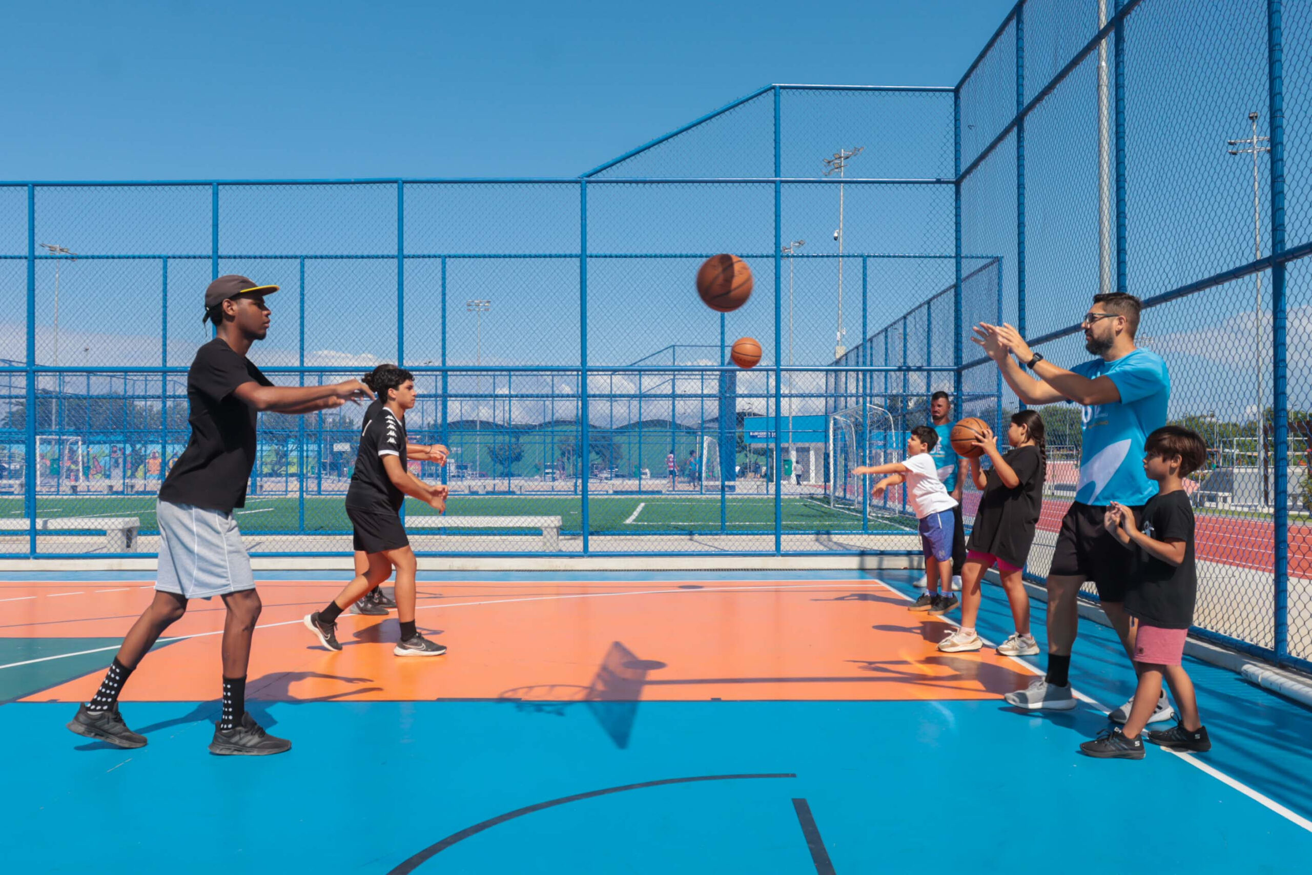 Gonçalenses podem realizar aulas gratuitas de basquete no Parque Rj Nosso Sonho