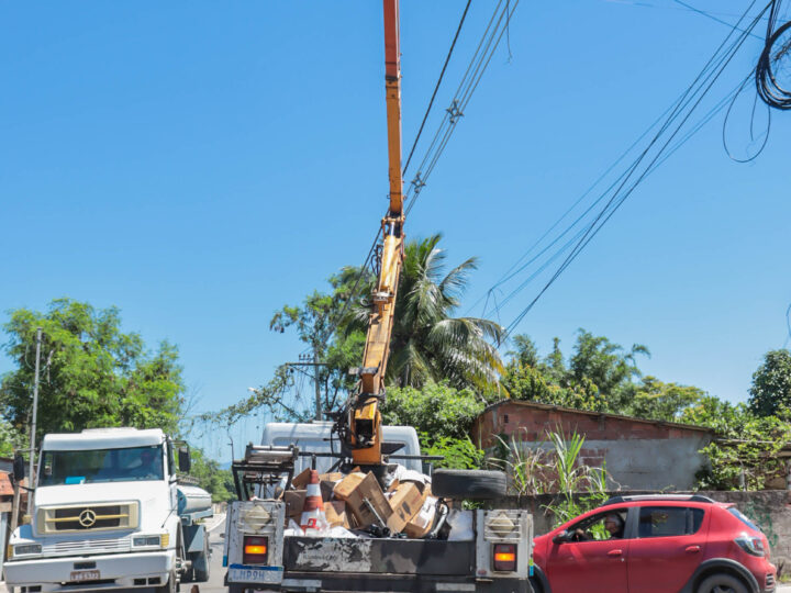 Equipes do Ilumina São Gonçalo estão instalando mais de 1.300 lâmpadas de LED no Jardim Bom Retiro