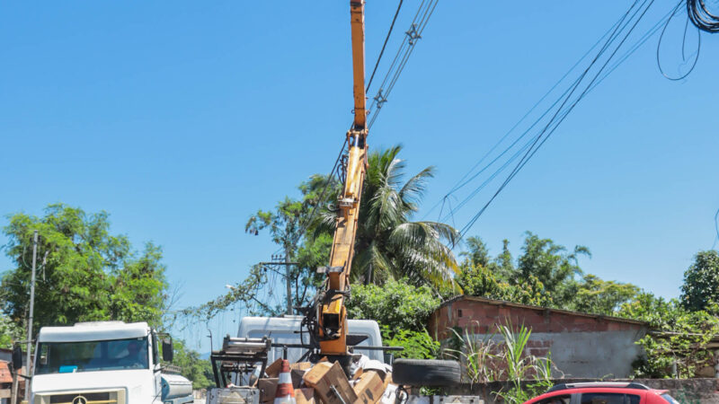 Equipes do Ilumina São Gonçalo estão instalando mais de 1.300 lâmpadas de LED no Jardim Bom Retiro
