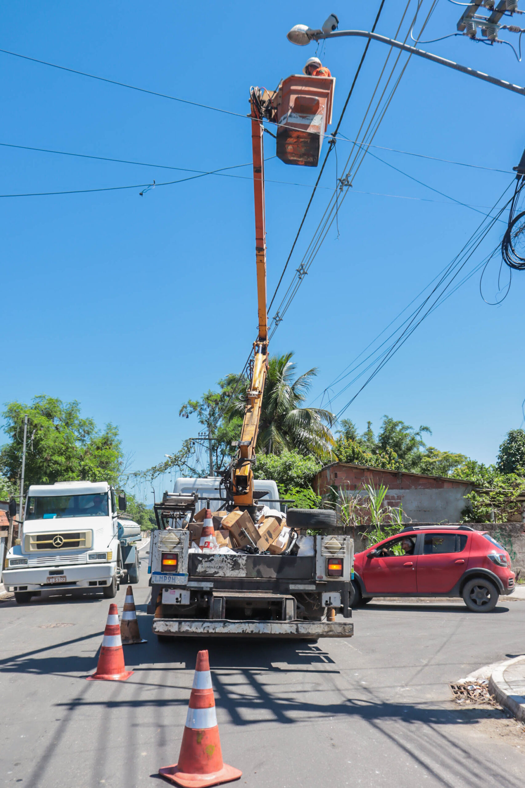 Equipes do Ilumina São Gonçalo estão instalando mais de 1.300 lâmpadas de LED no Jardim Bom Retiro