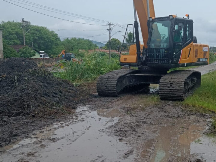Limpa Rio segue a todo vapor retirando sedimentos de rios em São Gonçalo