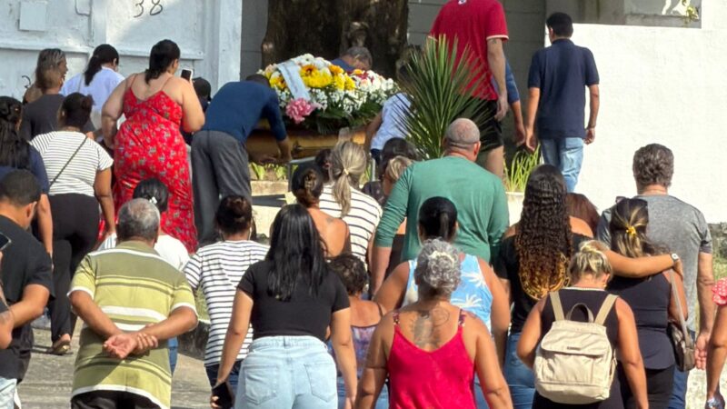 Sepultamento de Anna Victorya, estudante da Escola Municipal Francisco Portugal Neves, é marcado por forte comoção em Itaipu
