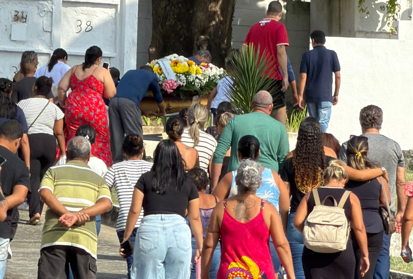 Sepultamento de Anna Victorya, estudante da Escola Municipal Francisco Portugal Neves, é marcado por forte comoção em Itaipu