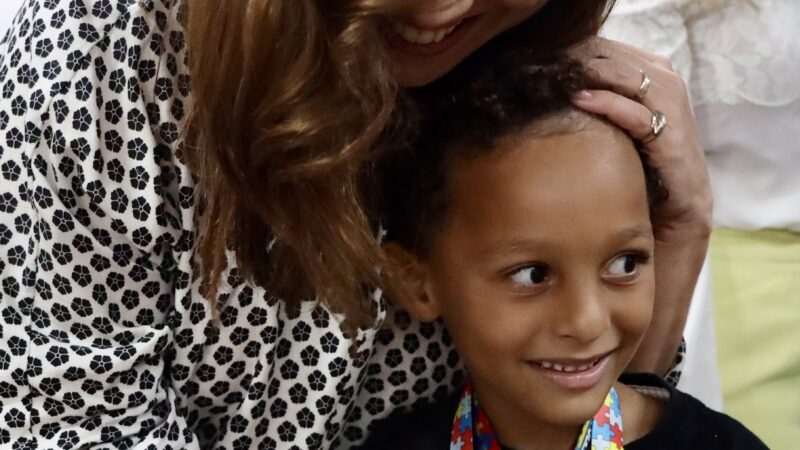 Prefeitura de Niterói entrega primeiras Carteiras de Identificação da Pessoa com Transtorno do Espectro Autista (CIPTEA)