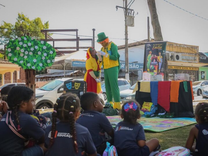 Emília se aventura no Centro Histórico de Itaboraí e encanta alunos da rede municipal de ensino