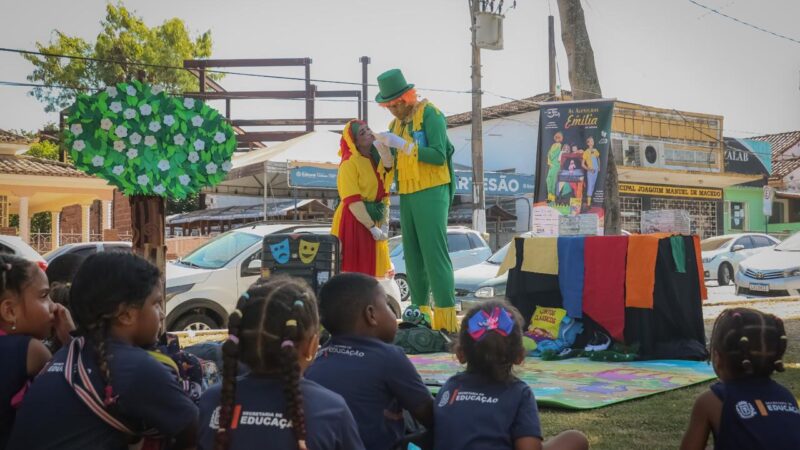 Emília se aventura no Centro Histórico de Itaboraí e encanta alunos da rede municipal de ensino