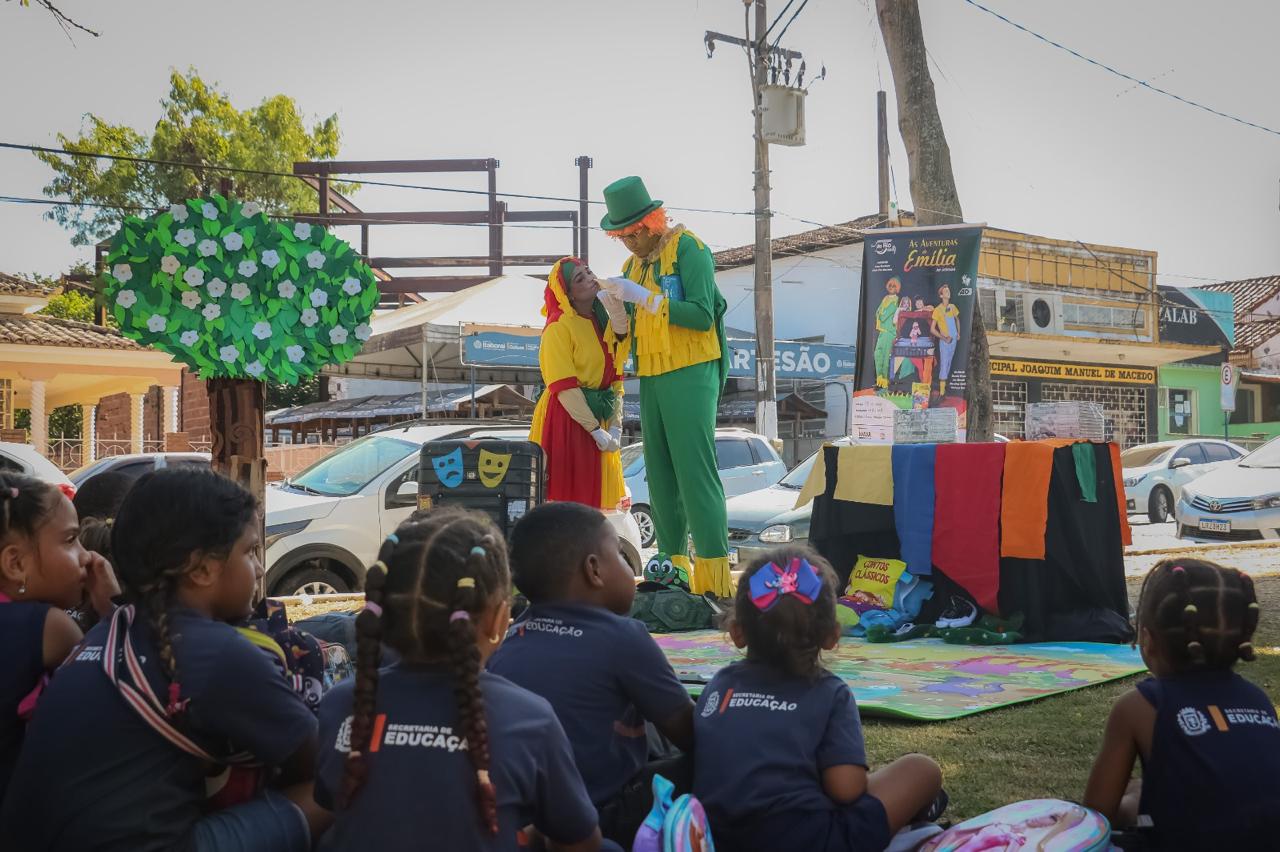 Emília se aventura no Centro Histórico de Itaboraí e encanta alunos da rede municipal de ensino