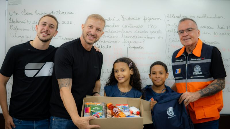 Entrega de kits e uniformes escolares avança e é acompanhada pelo prefeito de Itaboraí