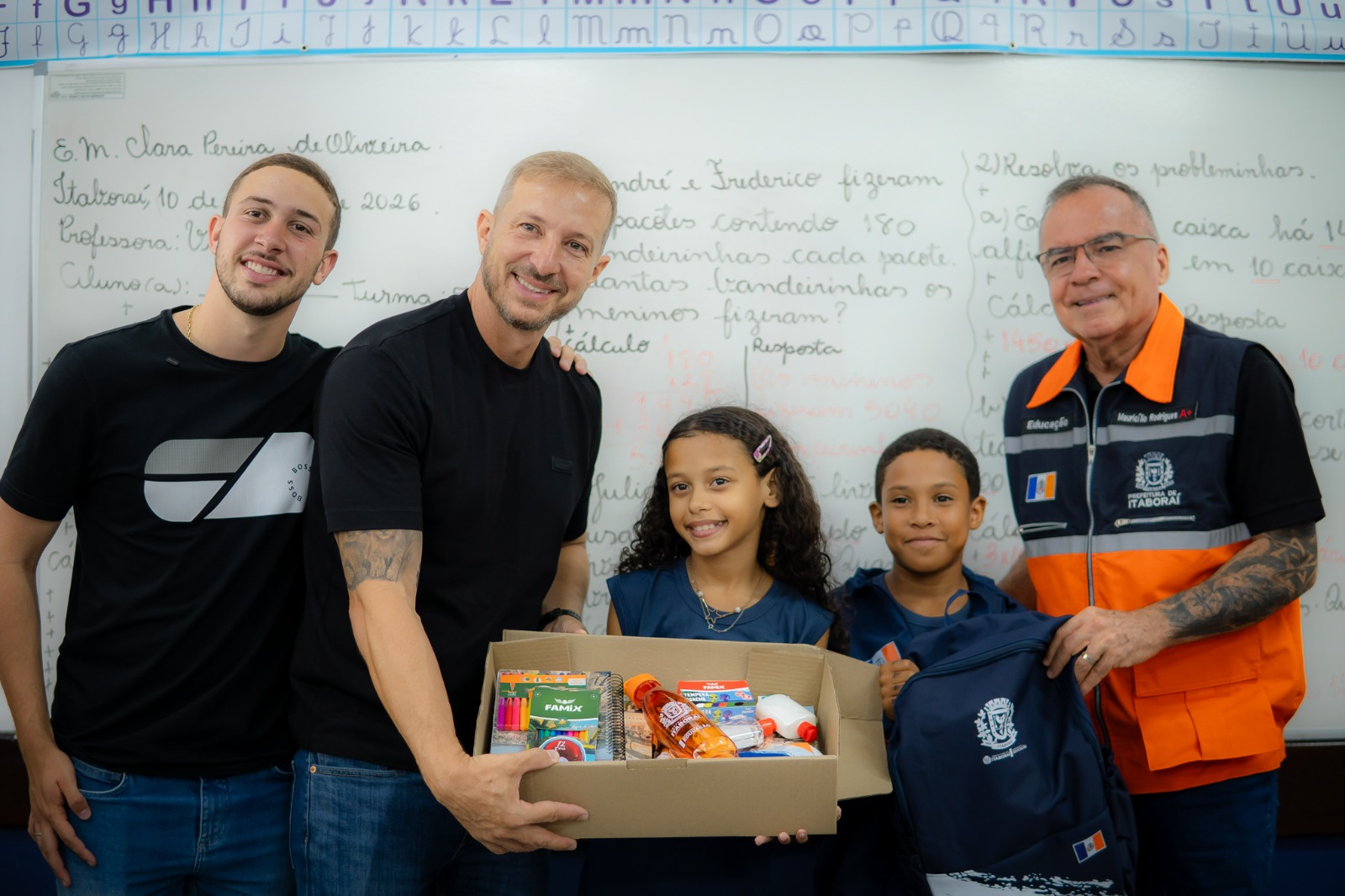 Entrega de kits e uniformes escolares avança e é acompanhada pelo prefeito de Itaboraí
