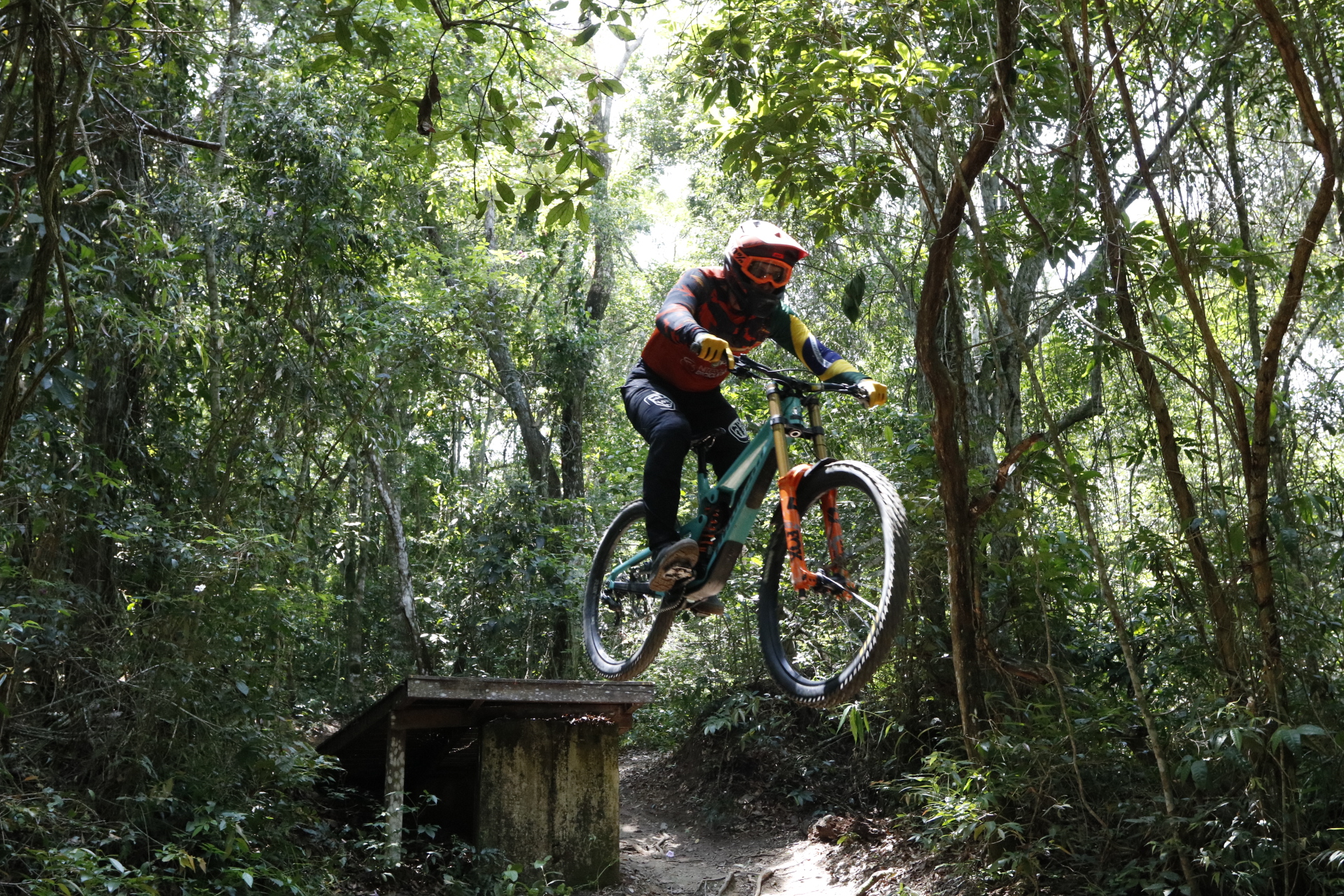 Prefeitura de Niterói fortalece ciclismo ao sediar etapa internacional de downhill no Parque da Cidade