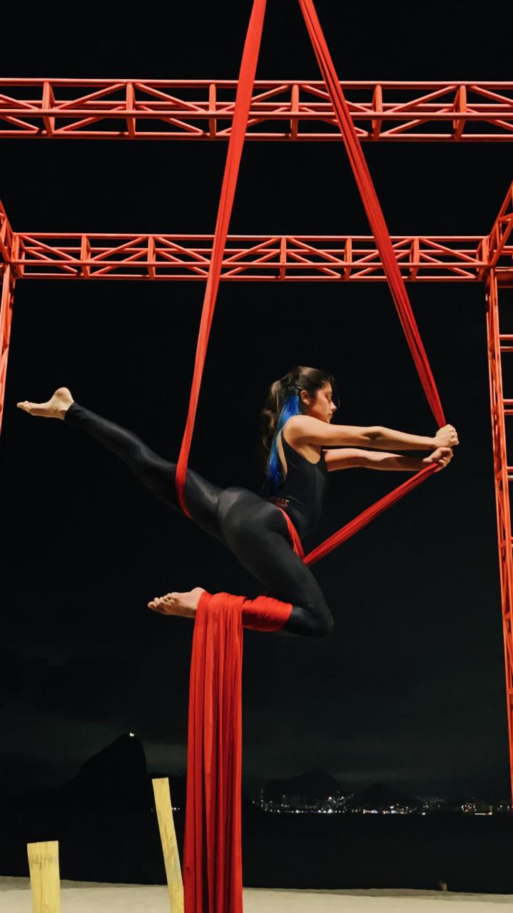 “Niterói de Todos os Ângulos” revela a força do tecido acrobático no Parque da Cidade