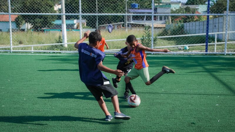 Prefeitura de Itaboraí promove aulas de futebol society para crianças e adolescentes