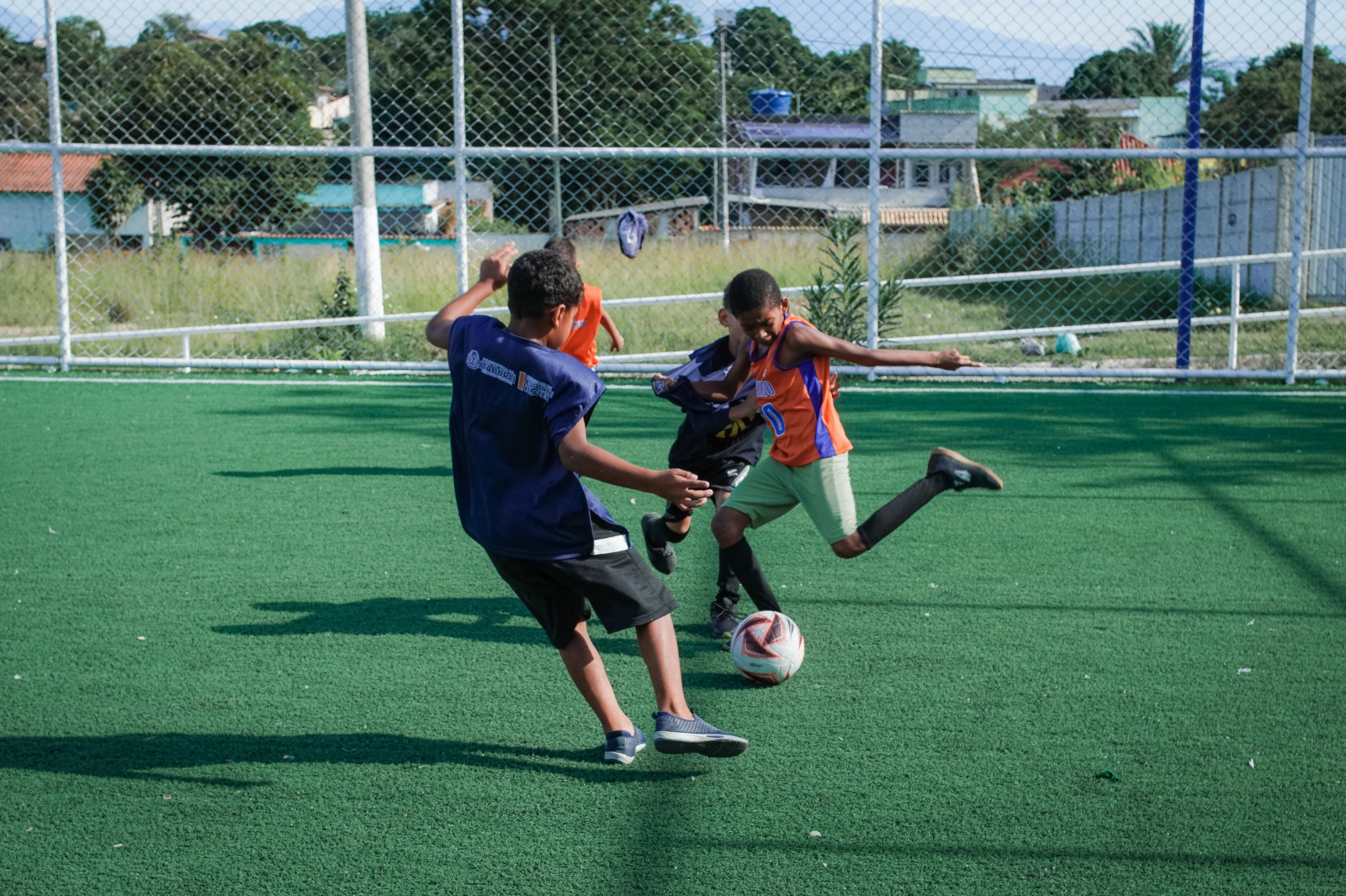 Prefeitura de Itaboraí promove aulas de futebol society para crianças e adolescentes