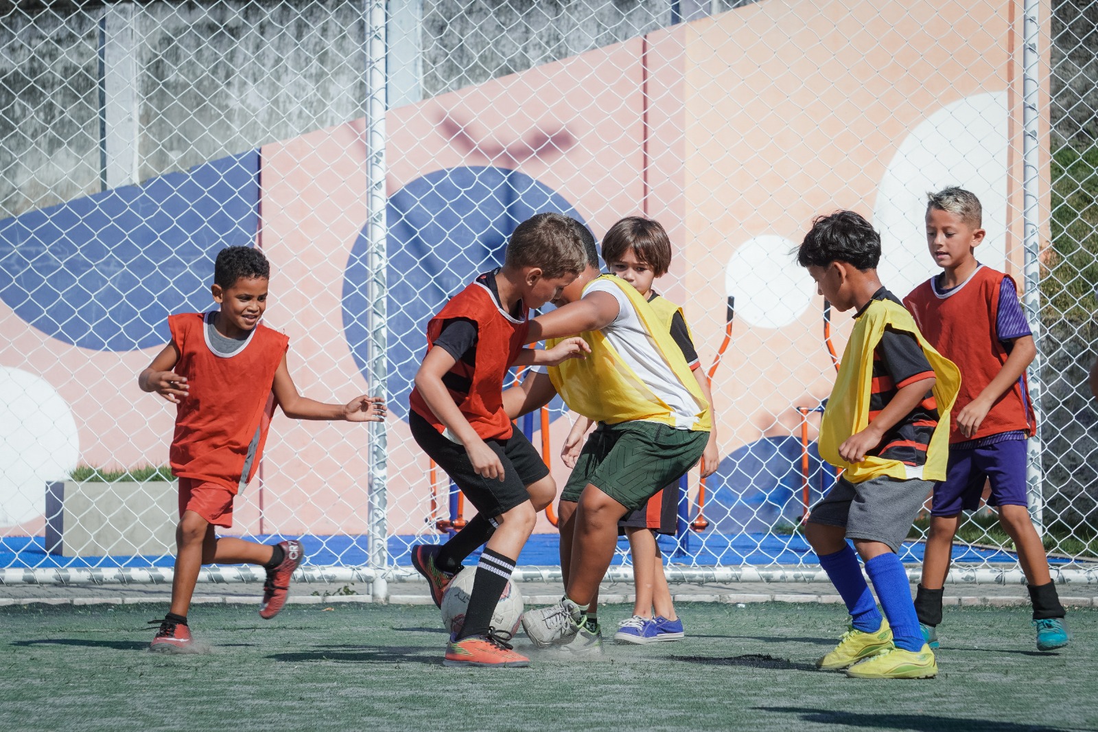 Projeto Itaboraí + Esportes inicia aulas de futebol no Campo da Colônia
