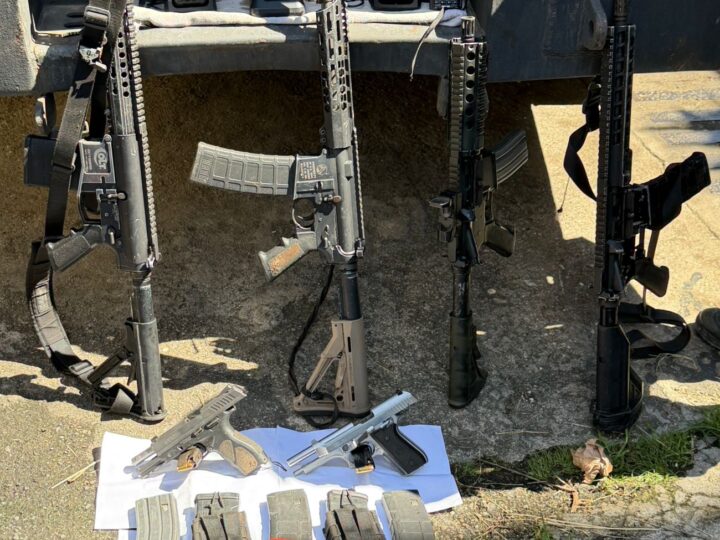 12º batalhão faz grande apreensão de 4 fuzis e prede 6 suspeitos após tiroteio na madrugada no Fonseca