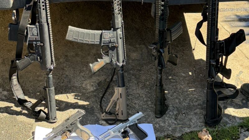 12º batalhão faz grande apreensão de 4 fuzis e prede 6 suspeitos após tiroteio na madrugada no Fonseca