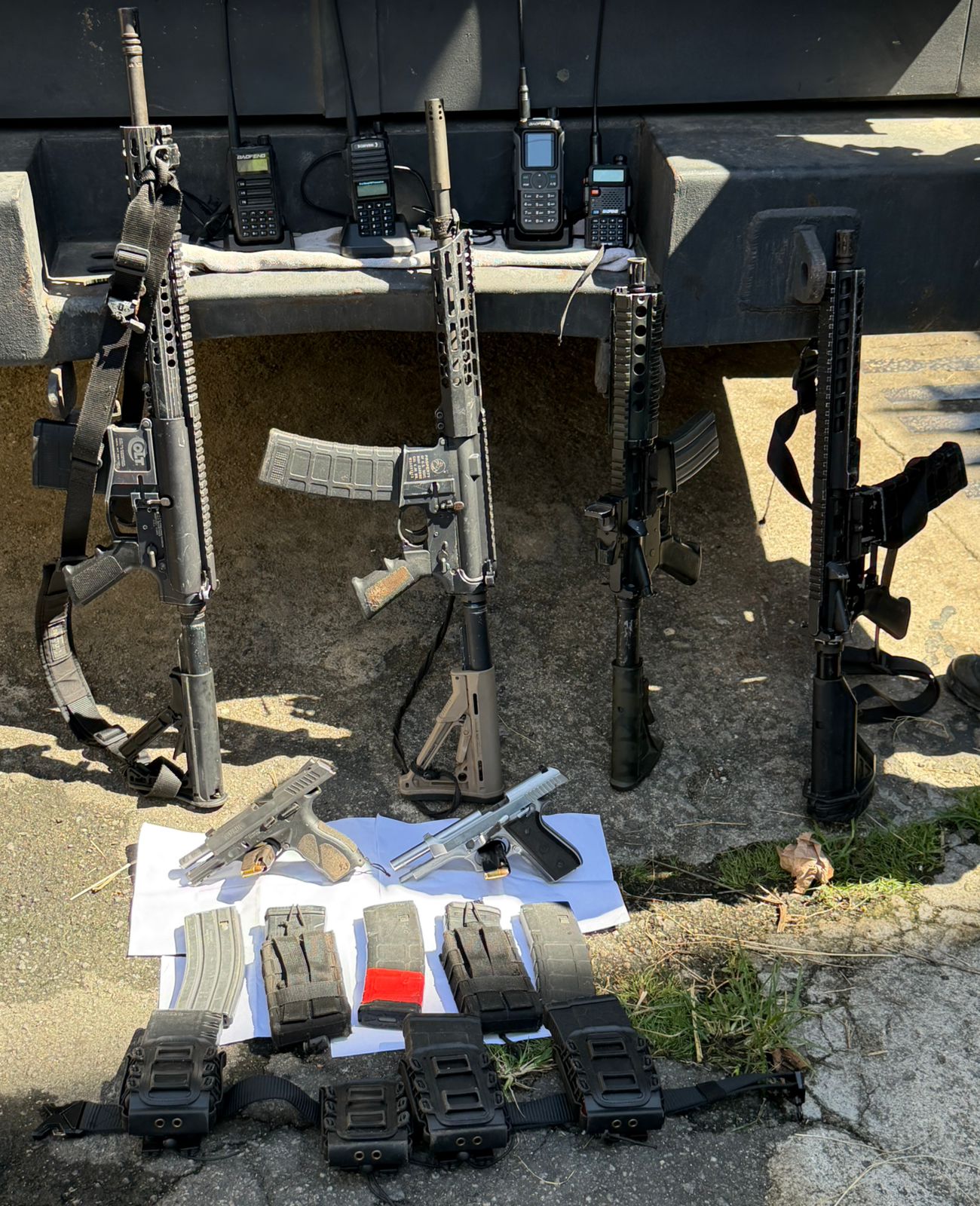 12º batalhão faz grande apreensão de 4 fuzis e prede 6 suspeitos após tiroteio na madrugada no Fonseca