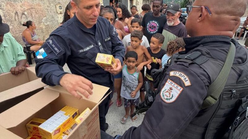 Polícia Militar distribui bombons em comunidade de Niterói em ação de aproximação com moradores
