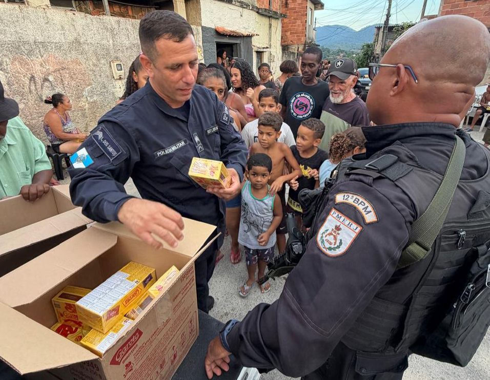 Polícia Militar distribui bombons em comunidade de Niterói em ação de aproximação com moradores