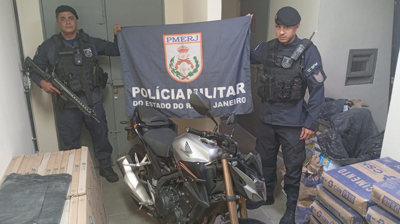 Motocicleta roubada é recuperada pelo 12ºBPM e homem é preso no Fonseca, em Niterói