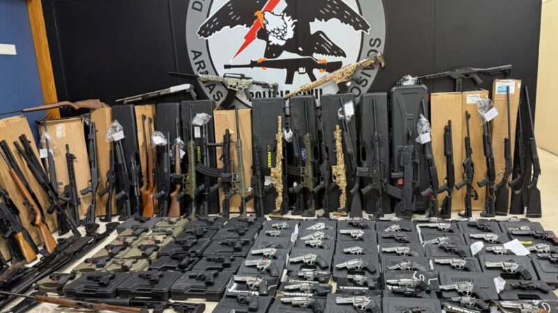 Polícia Civil apreende arsenal com 160 armas e mais de 7,8 mil munições em São Gonçalo