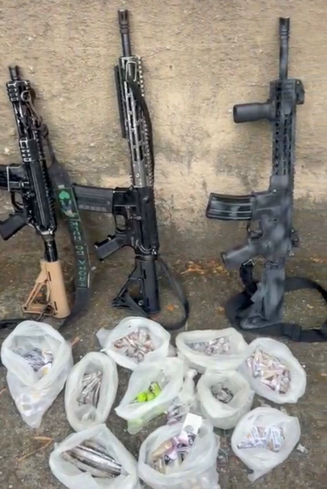 Policial é baleado durante operação no Salgueiro; PM apreende três fuzis e drogas