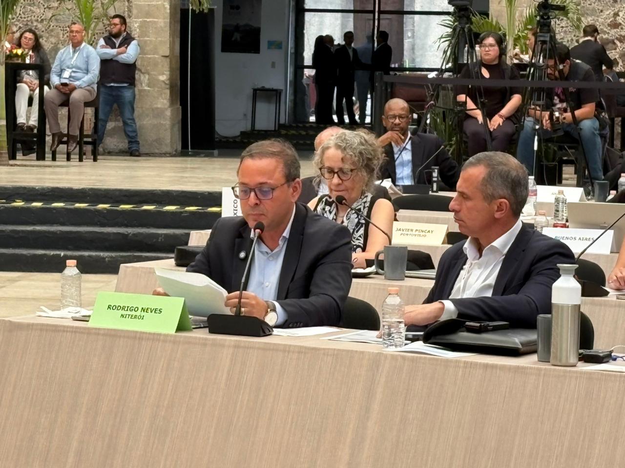 Prefeito Rodrigo Neves lança convite no México para que Niterói sedie reunião do Bureau Executivo da CGLU em 2027