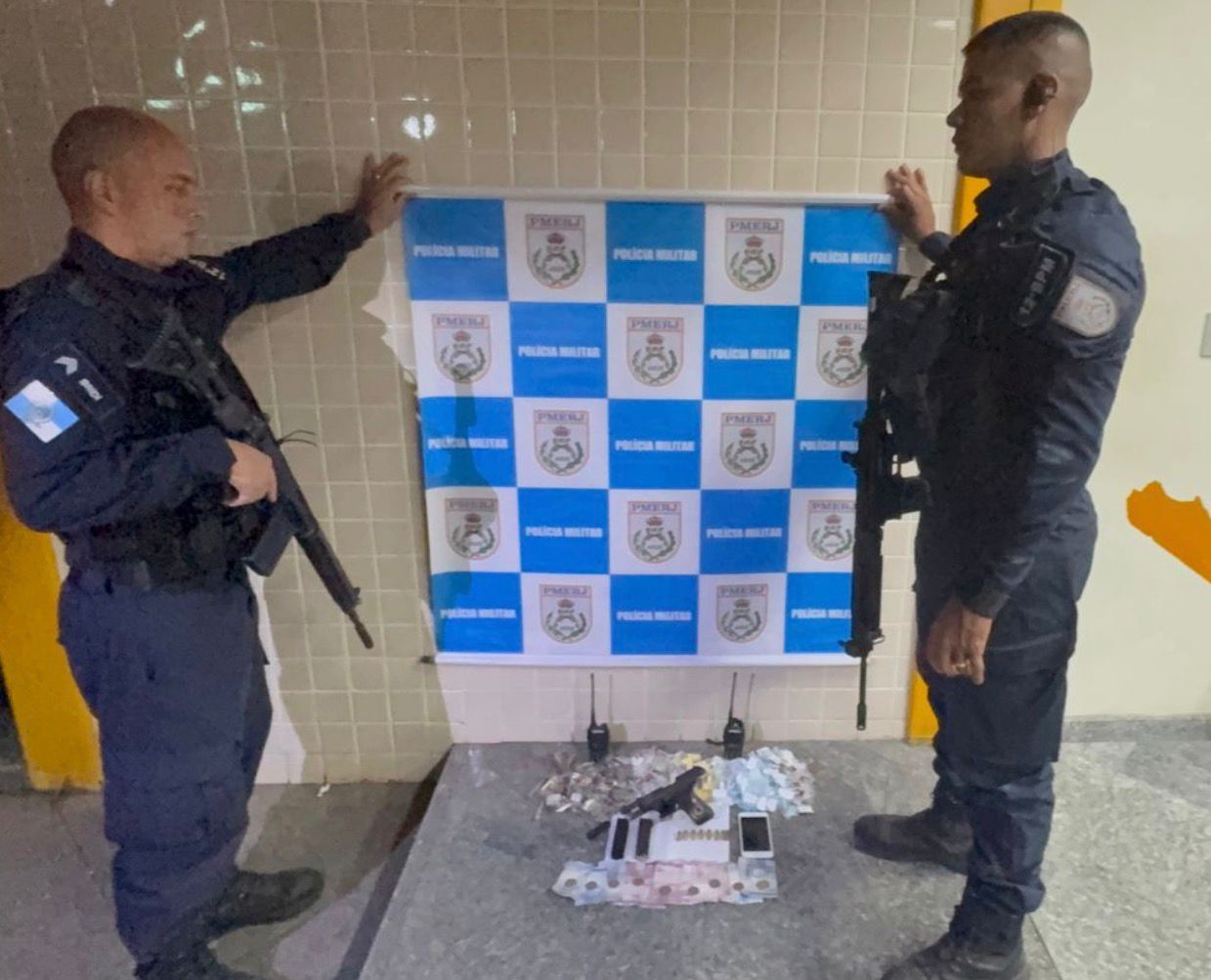 Polícia do 12º BPM prende dois, sendo um acusado de estupro, e apreende arma e drogas na Engenhoca, em Niterói