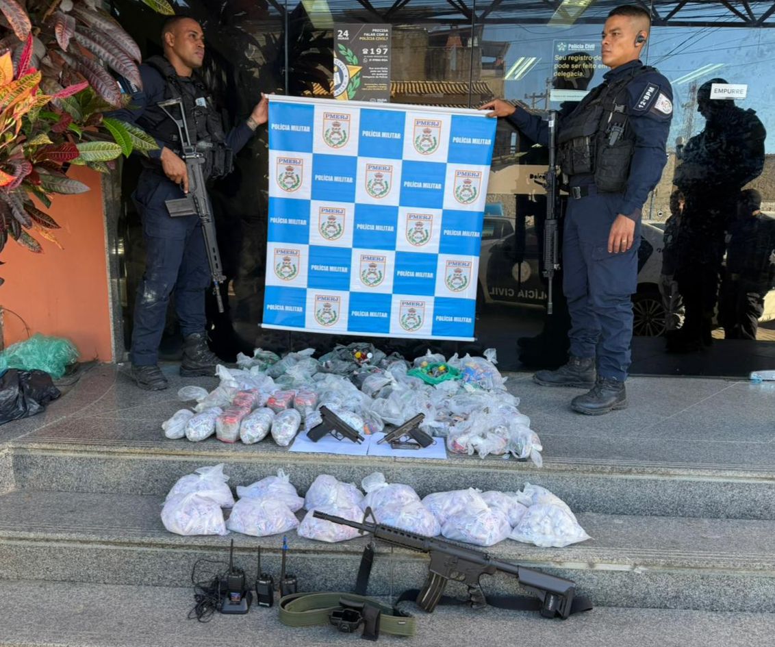 Ação do 12º BPM no Riscafaca termina com quatro detidos e apreensão de arma e drogas em Maricá