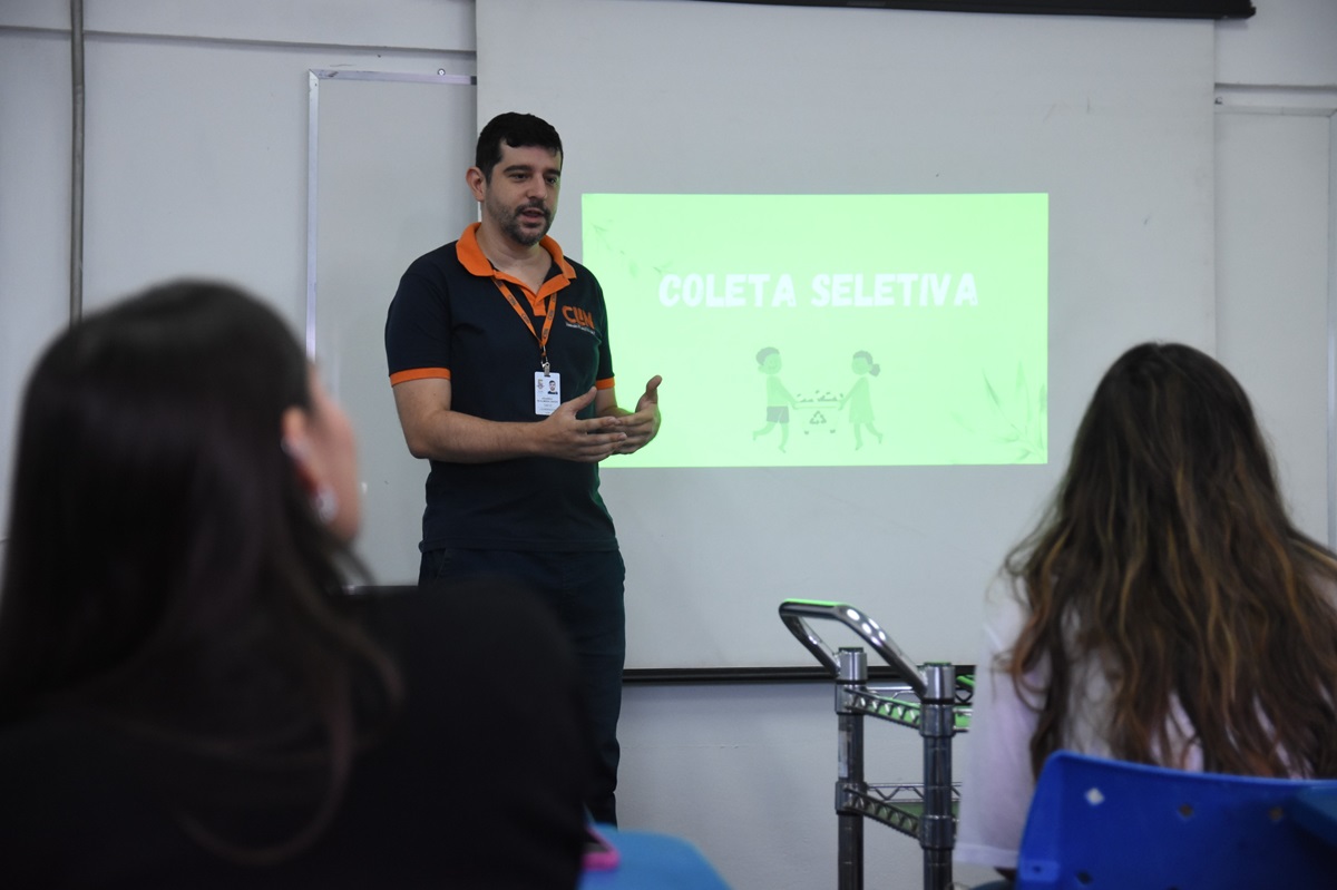 Clin realiza palestra sobre coleta seletiva na Faculdade de Nutrição da UFF