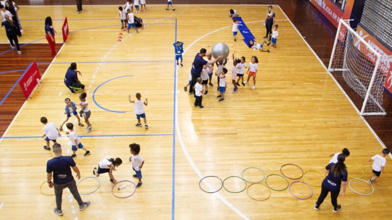 Niterói inicia distribuição de mais de 11 mil materiais esportivos para escolas da rede municipal