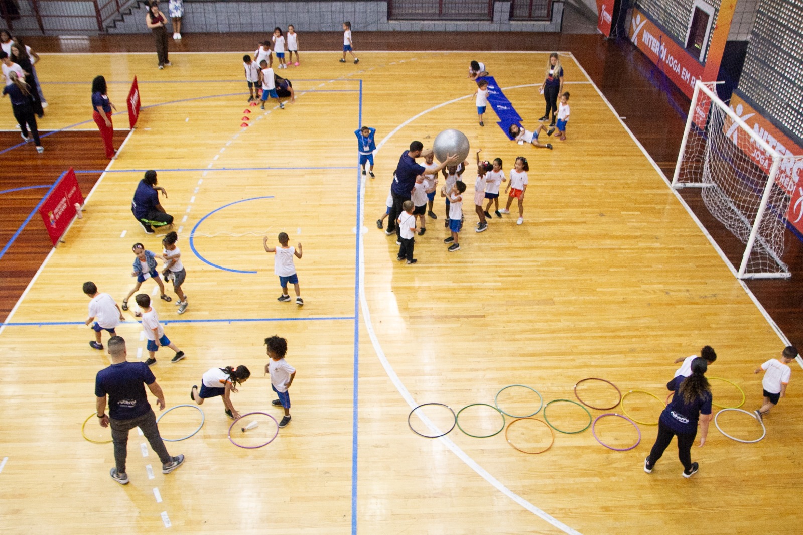 Niterói inicia distribuição de mais de 11 mil materiais esportivos para escolas da rede municipal
