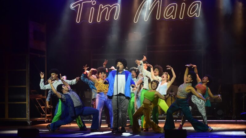 Filho de Tim Maia recebe Medalha Leila Diniz em Niterói na estreia do musical na cidade